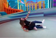 BBB24: após ser eliminada, Beatriz brinca e derruba Tadeu Schmidt no palco