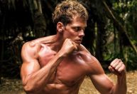 Bill Skarsgård busca vingança em &quot;Contra o Mundo&quot;, filme que chega aos cinemas