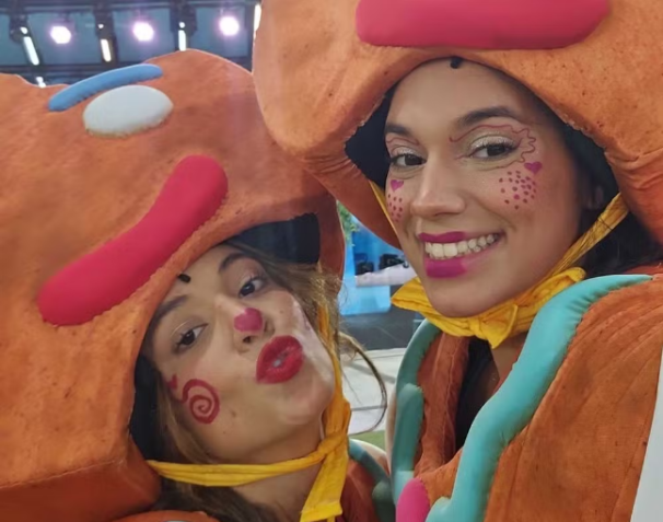 Beatriz e Alane com maquiagem temática de "Biscoitos Mágicos" no BBB 24 / Reprodução/Globo