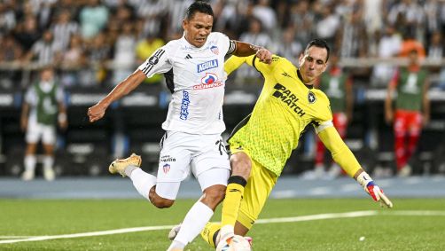 Carlos Bacca dribla Gatito para marcar o terceiro gol do Junior Barranquilla sobre o Botafogo, o segundo dele