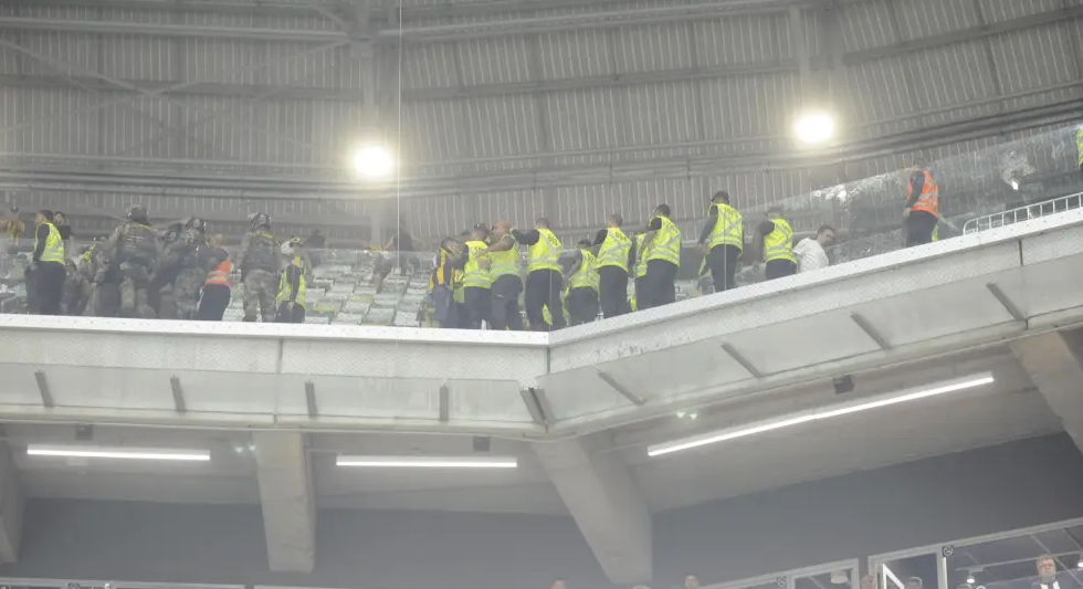 Torcida do Peñarol briga na Arena MRV