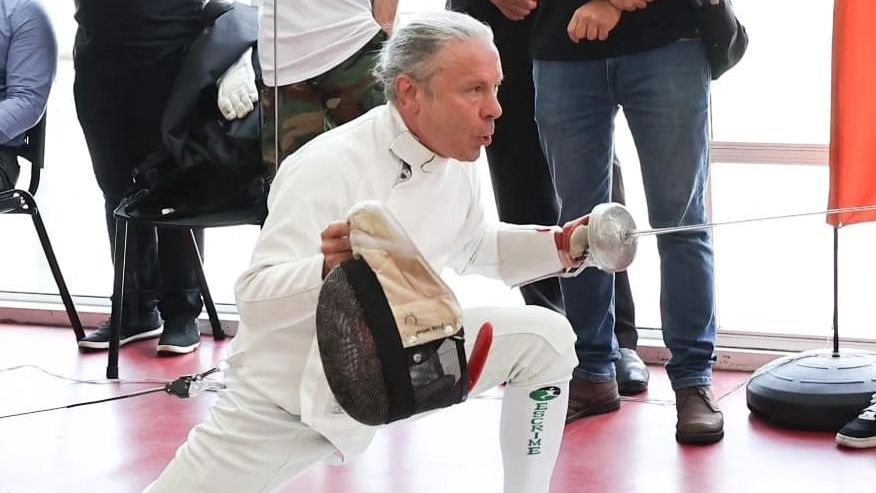 Vocalista do Iron Maiden, Bruce Dickinson joga esgrima com atletas brasileiros em Curitiba.