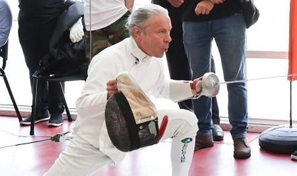 Bruce Dickinson, do Iron Maiden, compete em torneio de esgrima na França