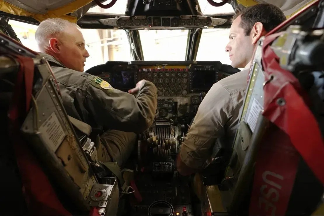 O coronel Michael Maginness, comandante da 2ª Ala de Bombas, mostra a Oren Liebermann da CNN, à direita, a cabine de um B-52H / CNN