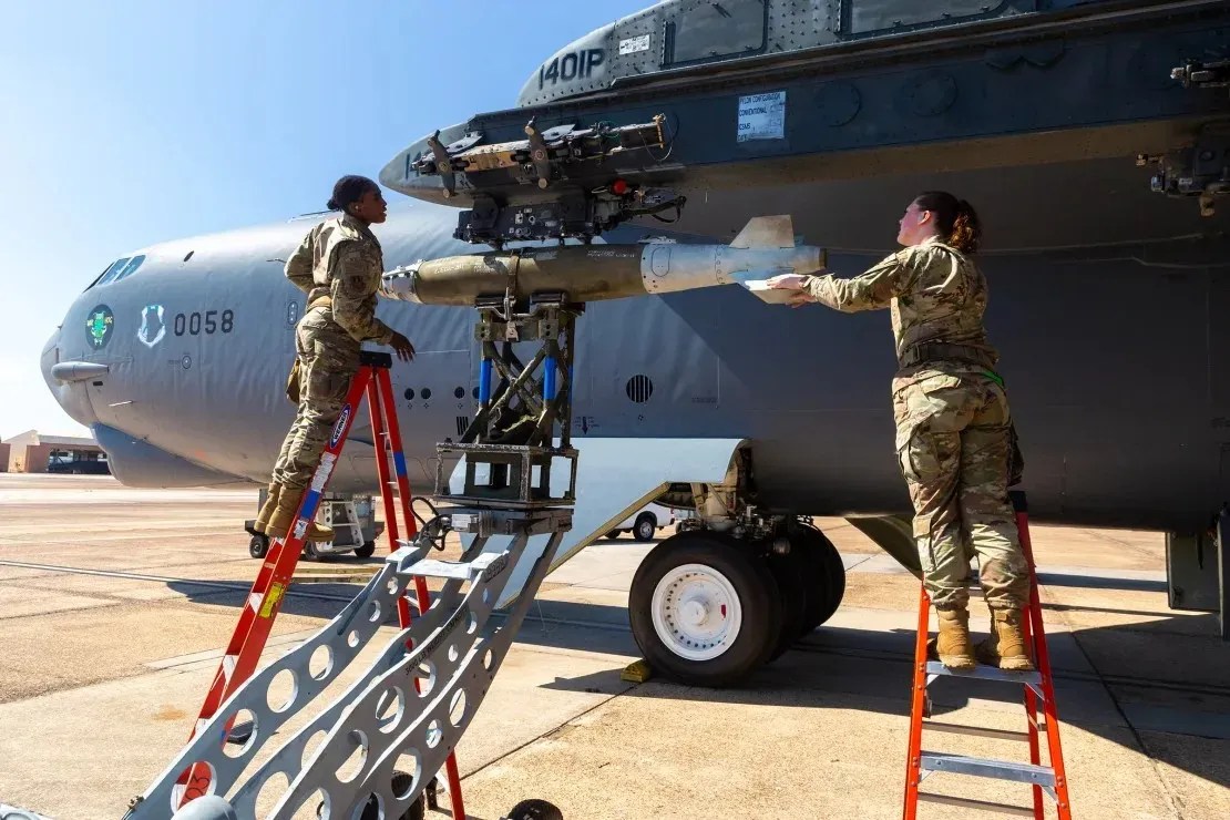 Sargento da equipe, Dakeeja Nelson, à esquerda, e a aviadora sênior, Veruca Plott, à direita, verificam se uma bomba de precisão de 227 quilos foi carregada corretamente no porta-bombas sob a asa de um B-52H / Oren Liebermann/CNN