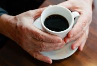 É seguro beber café descafeinado? Veja o que dizem especialistas