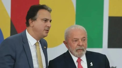 O ministro da Educação, Camilo Santana, e o presidente Luiz Inácio Lula da Silva (PT) em cerimonial em Brasília, em 19 de abril de 2023