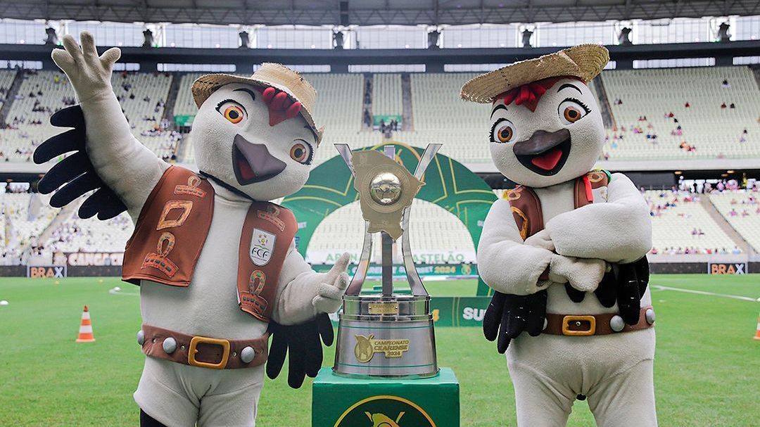 Mascotes do Cearense com o troféu que será decidido entre Ceará e Fortaleza
