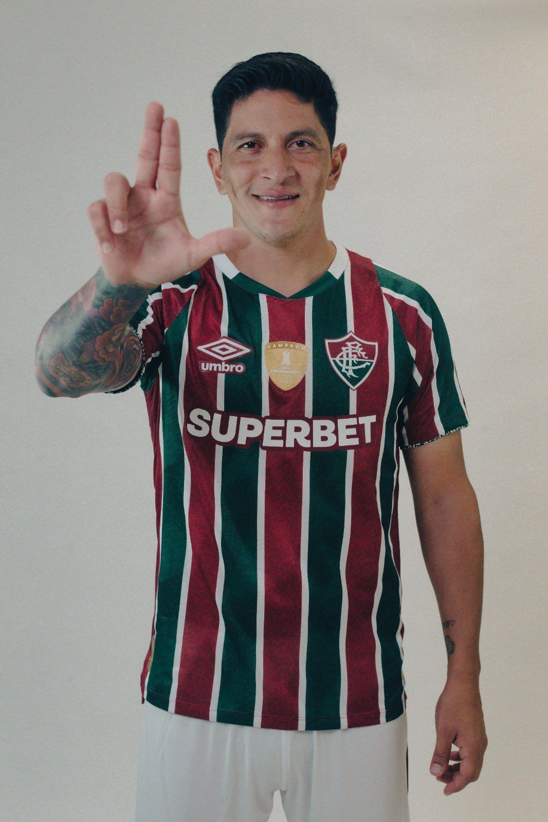 Cano, destque do Fluminense, vestindo a nova camisa com o patrocínio da SuperBet | Foto: Reprodução / X / @FluminenseFC