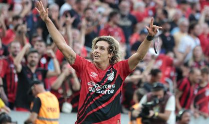 Canobbio comemora o gol da vitória do Athletico-PR sobre o Inter