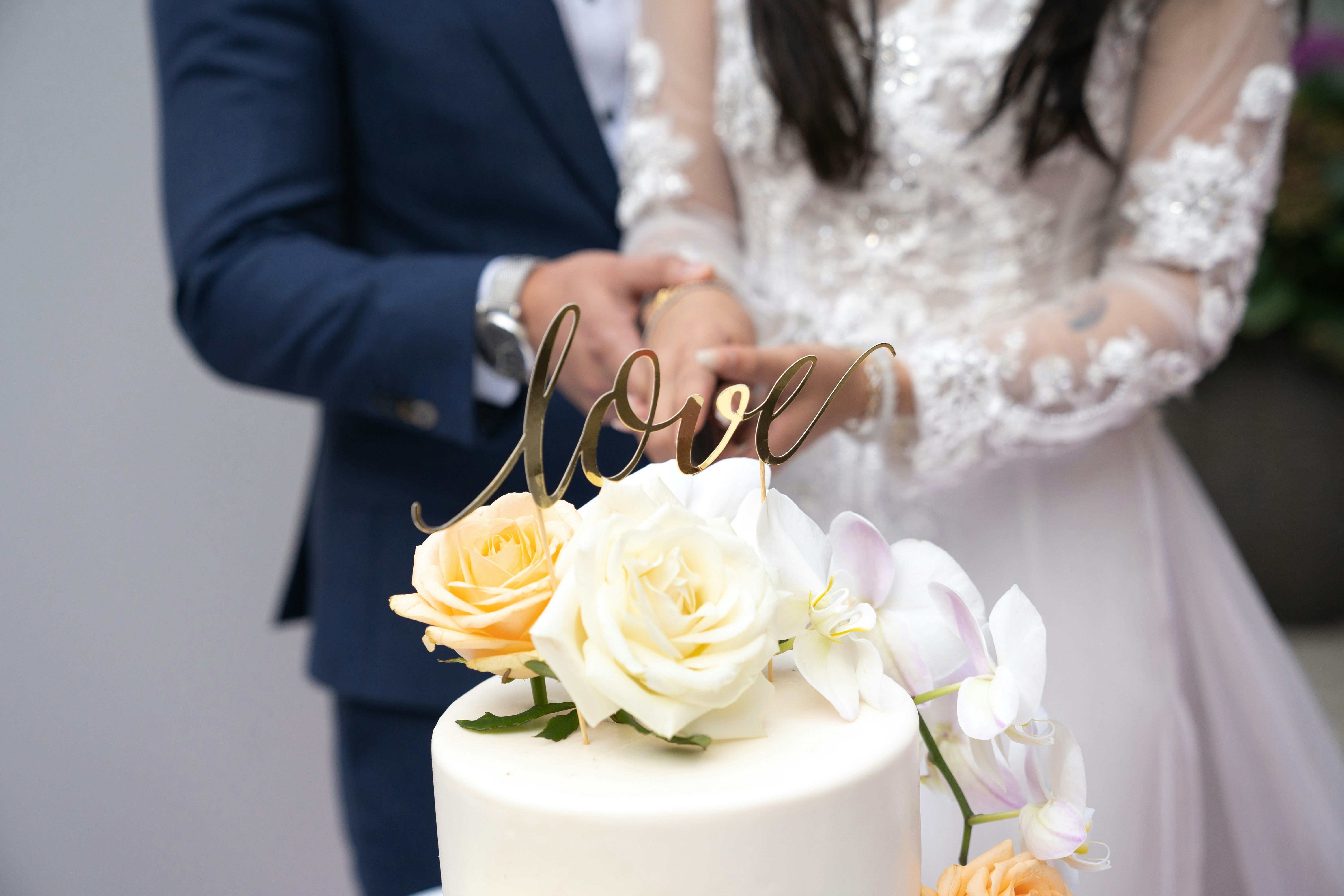 Ter um bolo de casamento para cada mesa é uma surpresa que se destaca na cerimônia