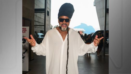 Carlinhos Brown chegou para a coletiva do Rock in Rio nesta segunda-feira (29) no Rio de Janeiro