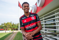 Flamengo acerta mais uma saída e negocia atacante com clube da Série A