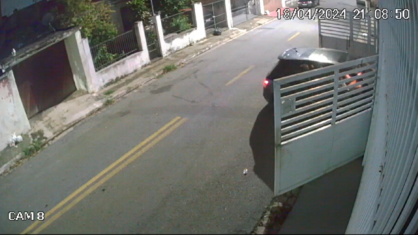 Aurélio e a mulher voltam para a casa minutos depois
