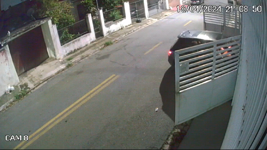 Aurélio e a mulher voltam para a casa minutos depois