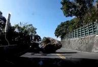 Vídeo: pedra rola de ribanceira e atinge um carro durante terremoto em Taiwan