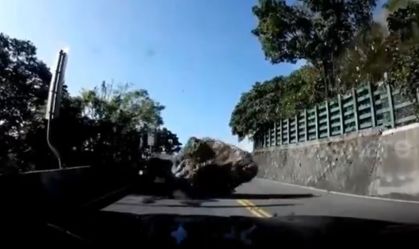 Carro é atingido em cheia por pedra durante terremoto em Taiwan