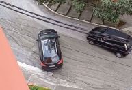 Vídeo: motoristas enfrentam &quot;enxurrada&quot; de concreto em rua de São Paulo