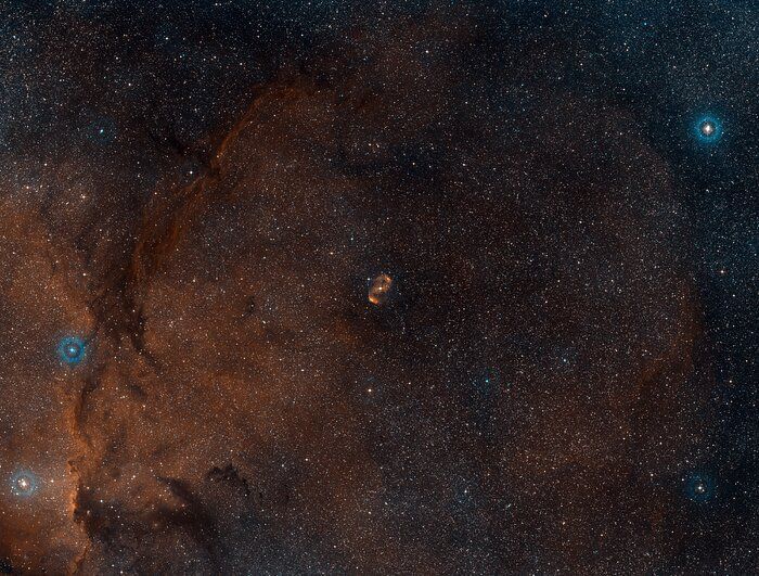 Imagem de grande angular da região do céu em torno da nebulosa NGC 6164/6165, que aparece no centro. / ESO/Digitized Sky Survey 2. Acknowledgement: Davide De Martin