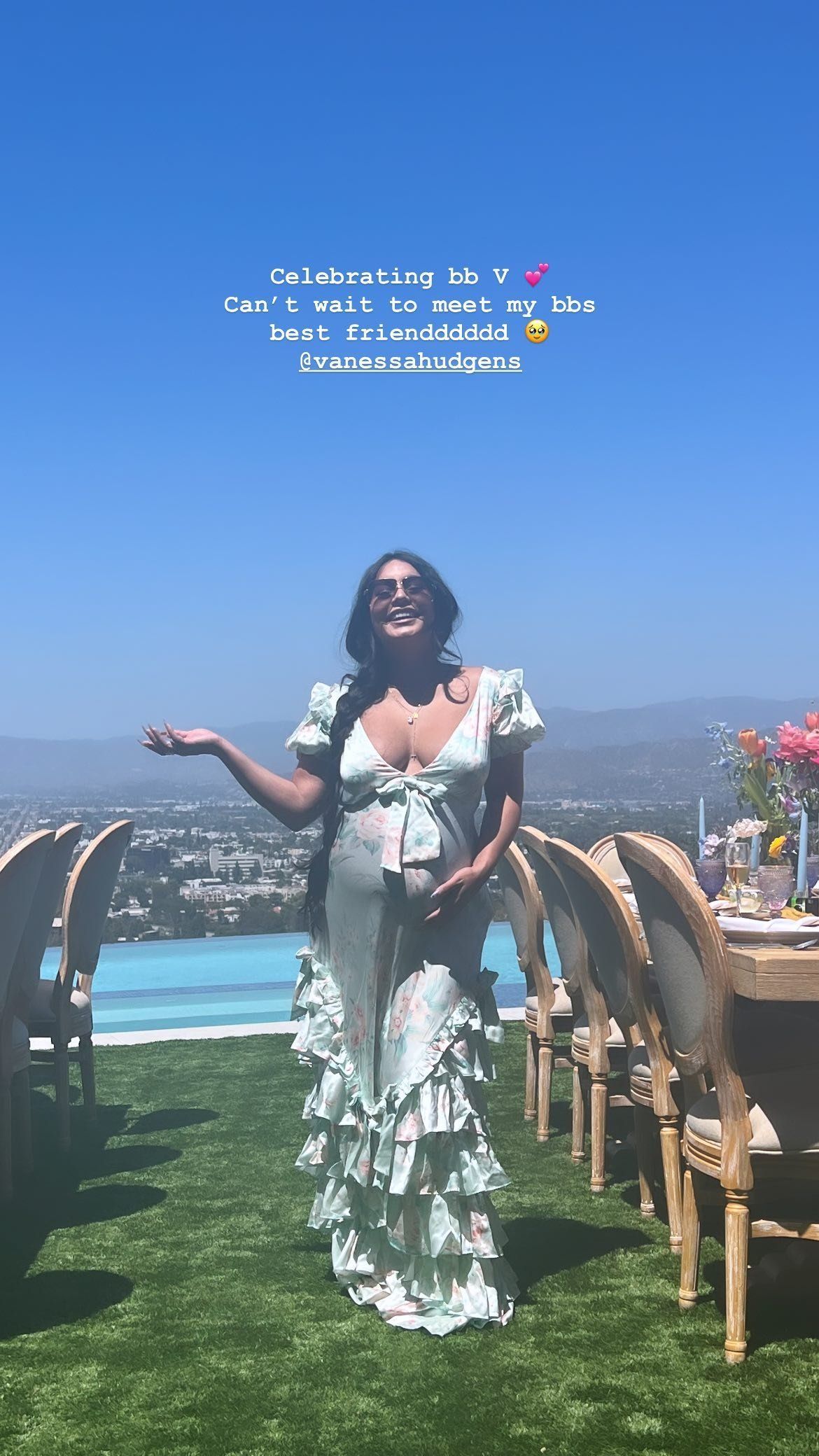Vanessa Hudgens em seu chá de bebê / Reprodução/X
