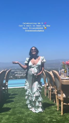 Vanessa Hudgens em seu chá de bebê / Reprodução/X