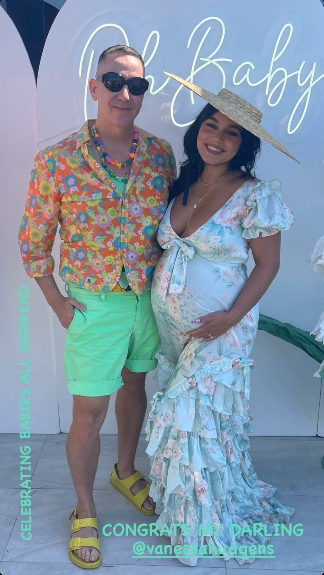 Vanessa Hudgens posa com Jeremy Scott em seu chá de bebê / Reprodução/X