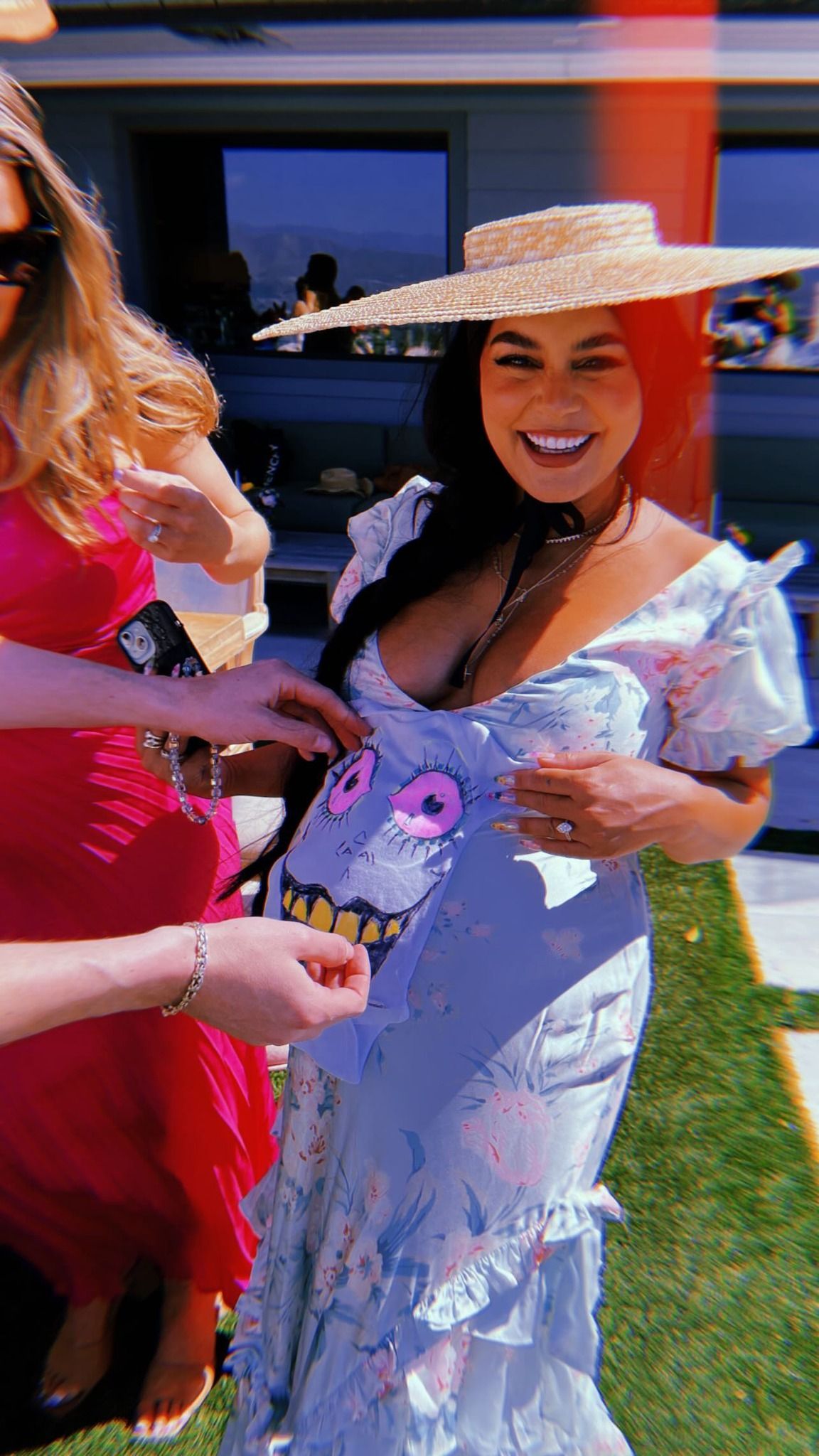 Vanessa Hudgens em seu chá de bebê / Reprodução/X