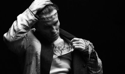 Christian Bale sobre caracterização de Frankenstein: "Gritava como louco"