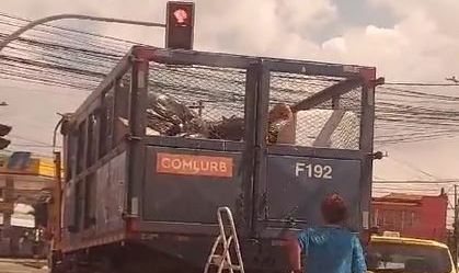 Vídeo: Criminosos tentam furtar caminhão da coleta seletiva no Rio