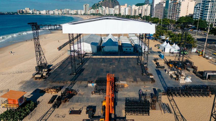 O palco da cantora Madonna já começou a ser montado na praia de Copacabana, no Rio de Janeiro / Caiano Midam