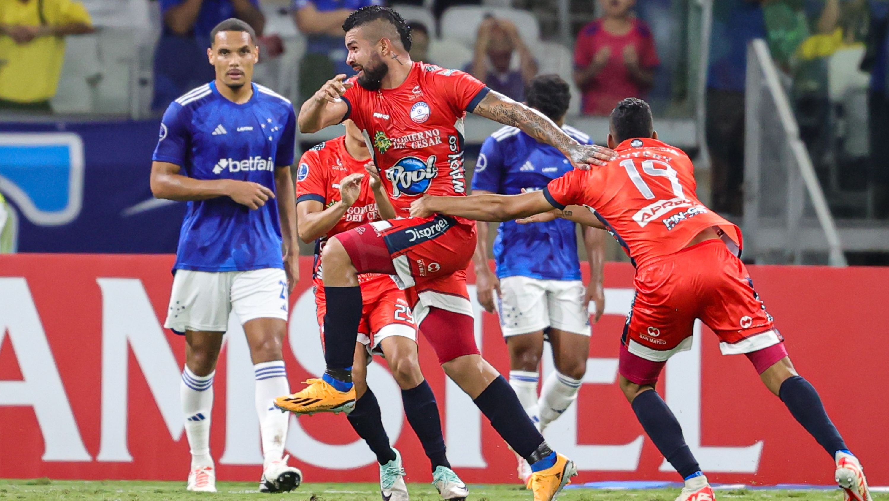 Jogadores do Alianza comemoram o terceiro gol sobre o Cruzeiro