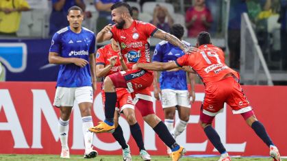 Jogadores do Alianza comemoram o terceiro gol sobre o Cruzeiro