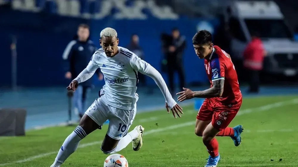 Matheus Pareira, um dos destaques do elenco cruzeirense, teve noite apagada em Concepción, no Chile