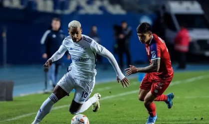 Matheus Pareira, um dos destaques do elenco cruzeirense, teve noite apagada em Concepción, no Chile