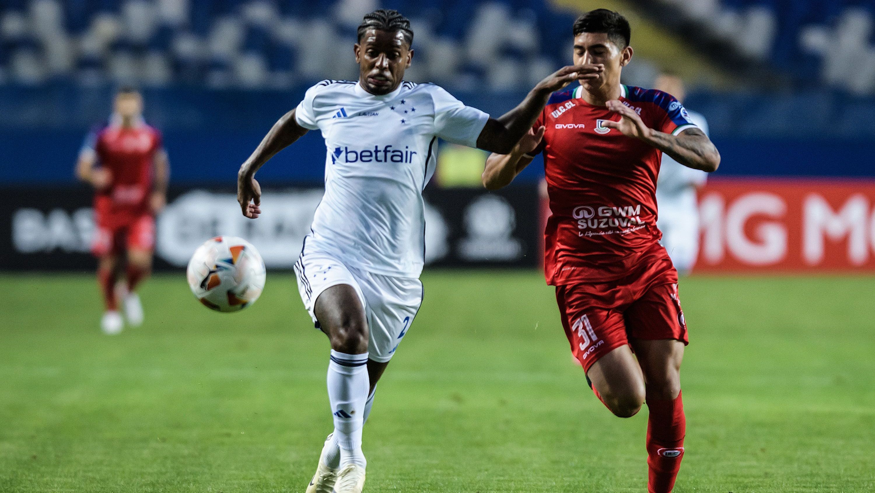 Jogadores do Cruzeiro e La Calera disputam bola