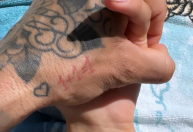 Esposa de Daniel Alves publica foto de mãos dadas com o jogador; veja