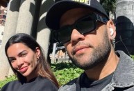 Daniel Alves faz primeira aparição pública com esposa, diz revista