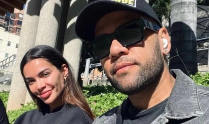 Esposa de Daniel Alves divulga primeira foto do filho do casal; veja