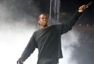 Daniel Caesar, dono do hit "Best Part", anuncia show no Rio