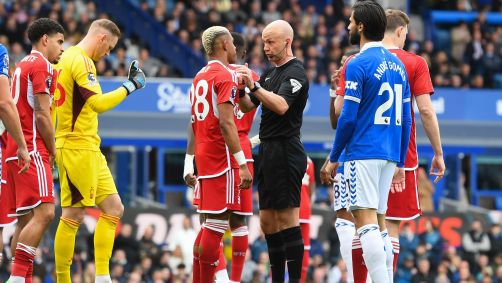 Brasileiro Danilo conversa com o árbitro Anthony Taylor durante a derrota do Nottingham Forest para o Everton