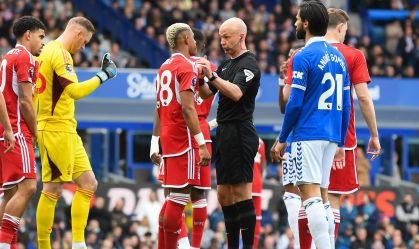 Brasileiro Danilo conversa com o árbitro Anthony Taylor durante a derrota do Nottingham Forest para o Everton