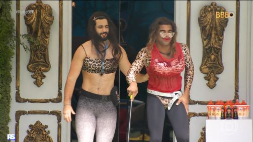 Davi e Matteus se vestem de mulher no BBB24