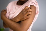 Novo medicamento pode melhorar dermatite atópica em pele negra, mostra estudo