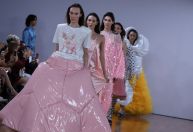 Na SPFW, Walério Araújo faz desfile lúdico para homenagear sua mãe