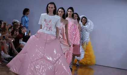 Na SPFW, Walério Araújo faz desfile lúdico para homenagear sua mãe