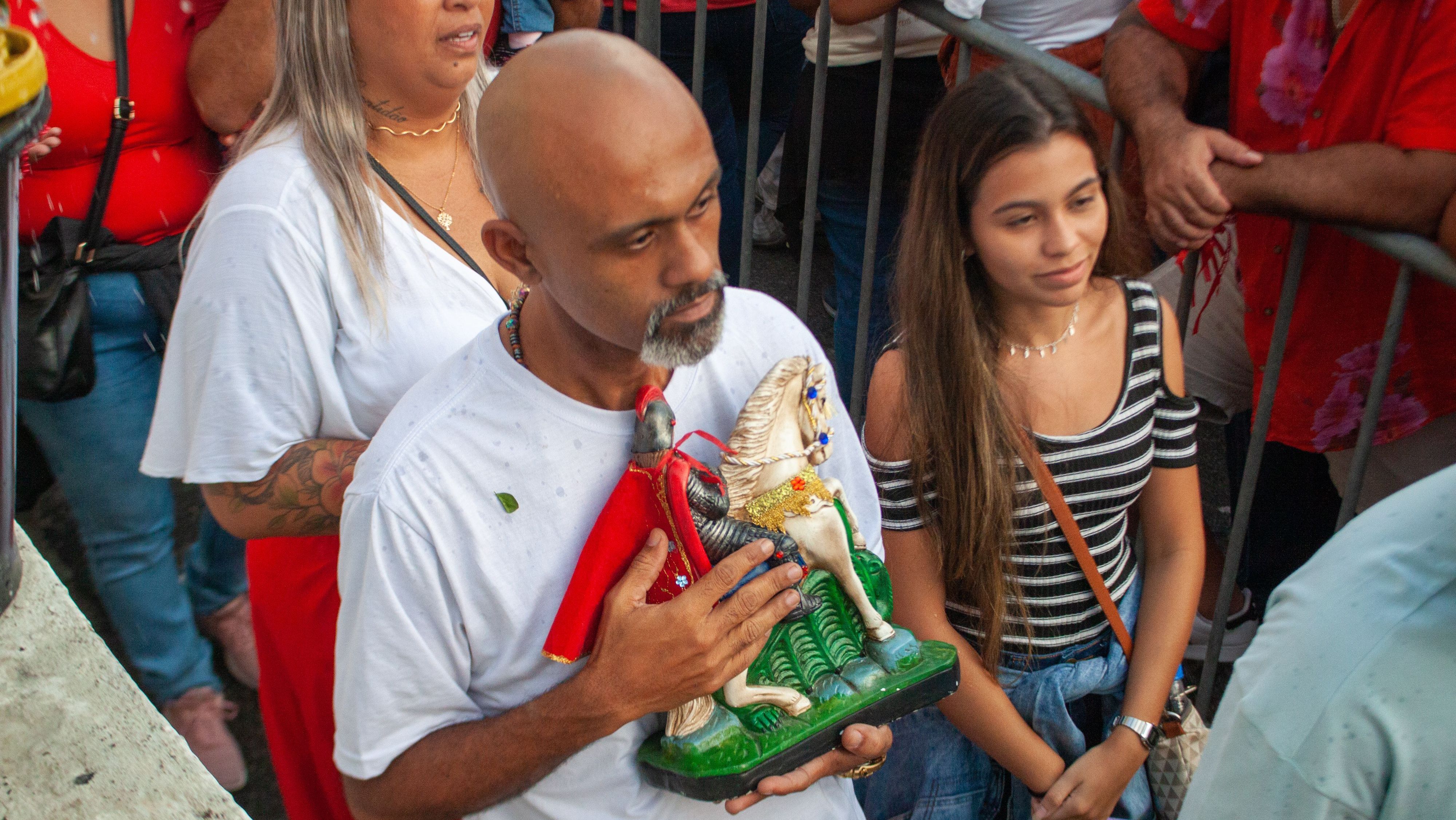 Centenas de fiéis prestam suas homenagens ao santo guerreiro durante o Dia de São Jorge na Igreja Matriz de São Jorge, no Rio / LUIZ GOMES/FOTOARENA/FOTOARENA/ESTADÃO CONTEÚDO