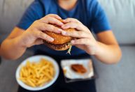 Dieta rica em açúcar e gordura na adolescência prejudica a memória, diz estudo