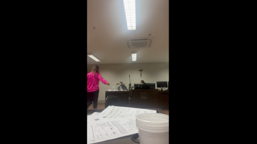 Momento da discussão entre promotor e advogada em Minas Gerais