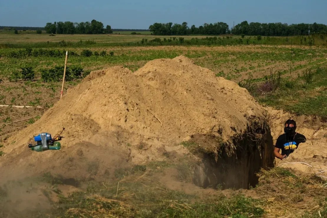 Um operador ucraniano pilota um drone militar durante uma competição patrocinada pelo governo. Kiev conseguiu construir uma indústria de drones completa a partir do zero, financiando desenvolvedores locais e start-ups / Vasco Cotovio/CNN
