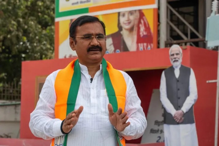 O presidente do Varanasi BJP, Dileep Patel, em seu escritório, em frente a um recorte de Narendra Modi / John Mees/CNN